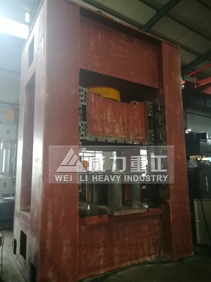 山東威力500噸液壓沖床加工現(xiàn)場(chǎng)