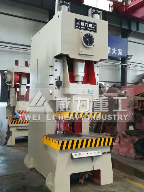 100噸氣動沖床安裝模具試機