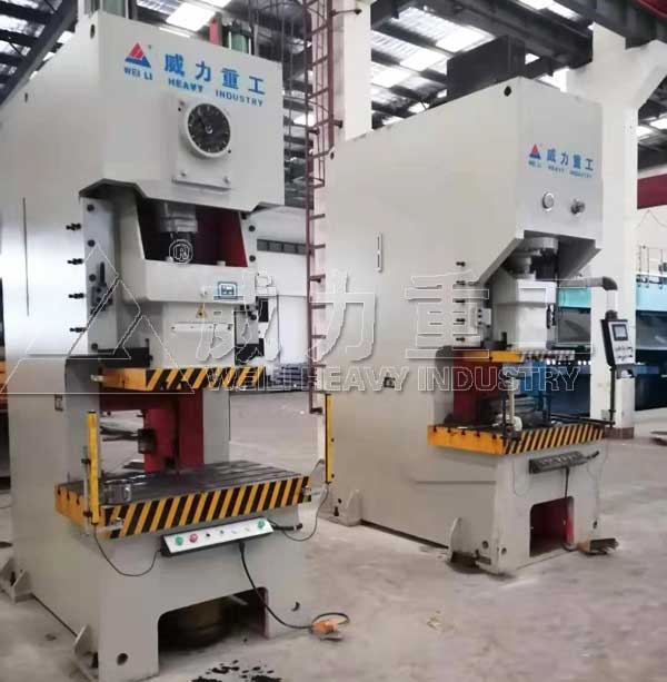 200噸氣動(dòng)沖床車(chē)間生產(chǎn)完成