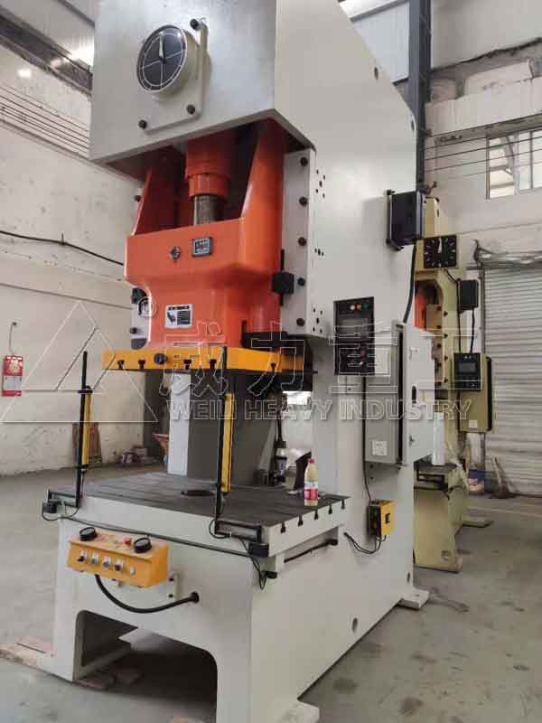 200噸氣動(dòng)沖床車(chē)間現(xiàn)貨